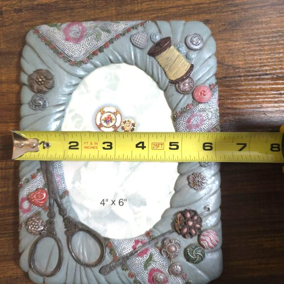 Sewing-Themed Resin Frame 4"x6" 3D Decorative Buttons Scissors Thread Spool - Picture 4 of 8